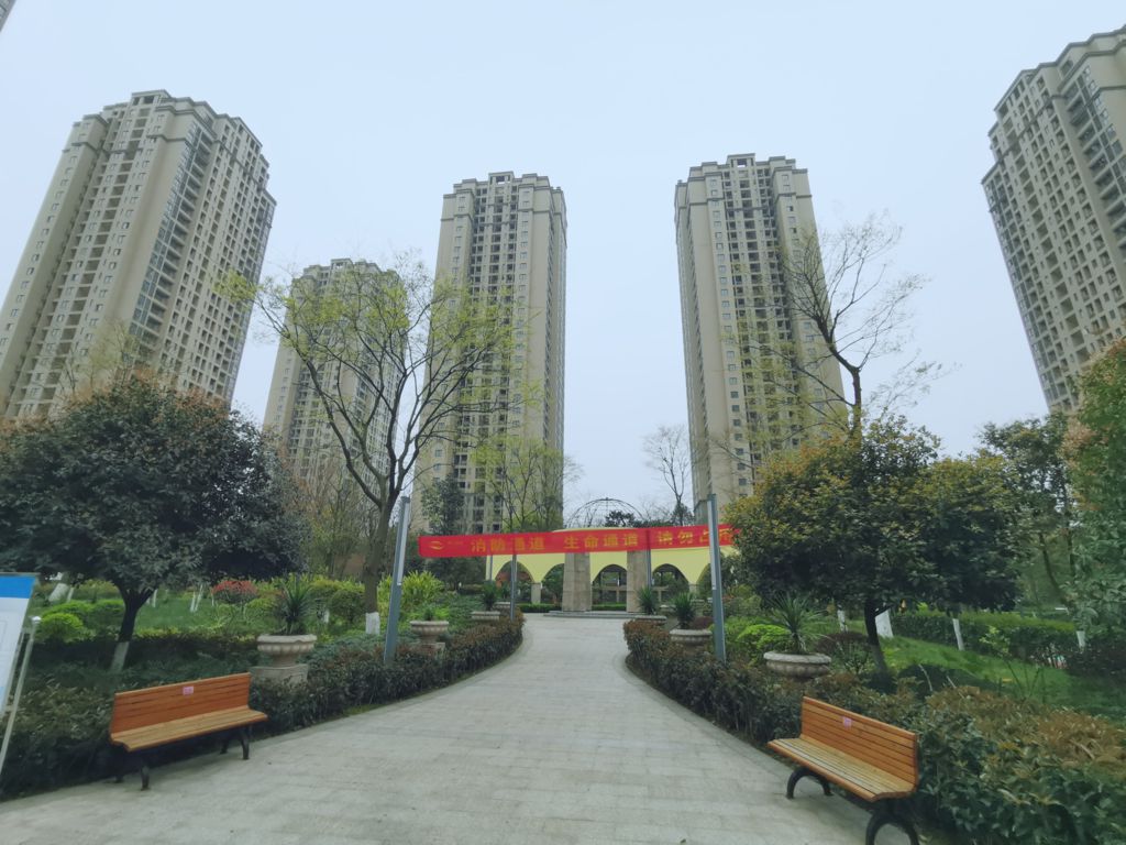 復(fù)盛福居位于重慶市江北區(qū)復(fù)盛鎮(zhèn)渝景大道191號(hào)，總建筑面積約23.41萬(wàn)平方米，其中住宅19.7萬(wàn)平方米；商業(yè)1.2萬(wàn)平方米；車庫(kù)1.83萬(wàn)平方米（停車位679個(gè)；注：含地面車位101個(gè)）.jpg