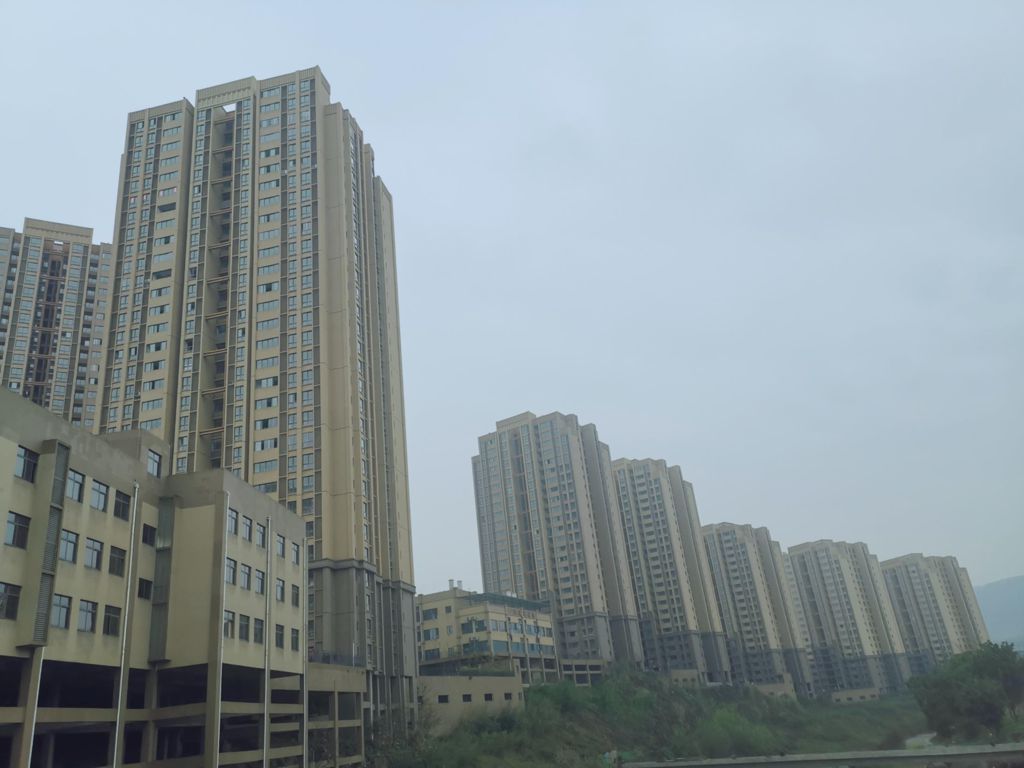 和美家園位于江北區(qū)魚嘴鎮(zhèn)，西依銅鑼山，東接雙溪興苑、公租房，北臨雙輝路，南靠渝萬鐵路雙溪高鐵站，總建筑面積約178097.1平方米，其中住宅154171.8平方米；車庫17015.21平方米，停車位553個（室內(nèi)停車位403個，室外停車位150個）。.jpg