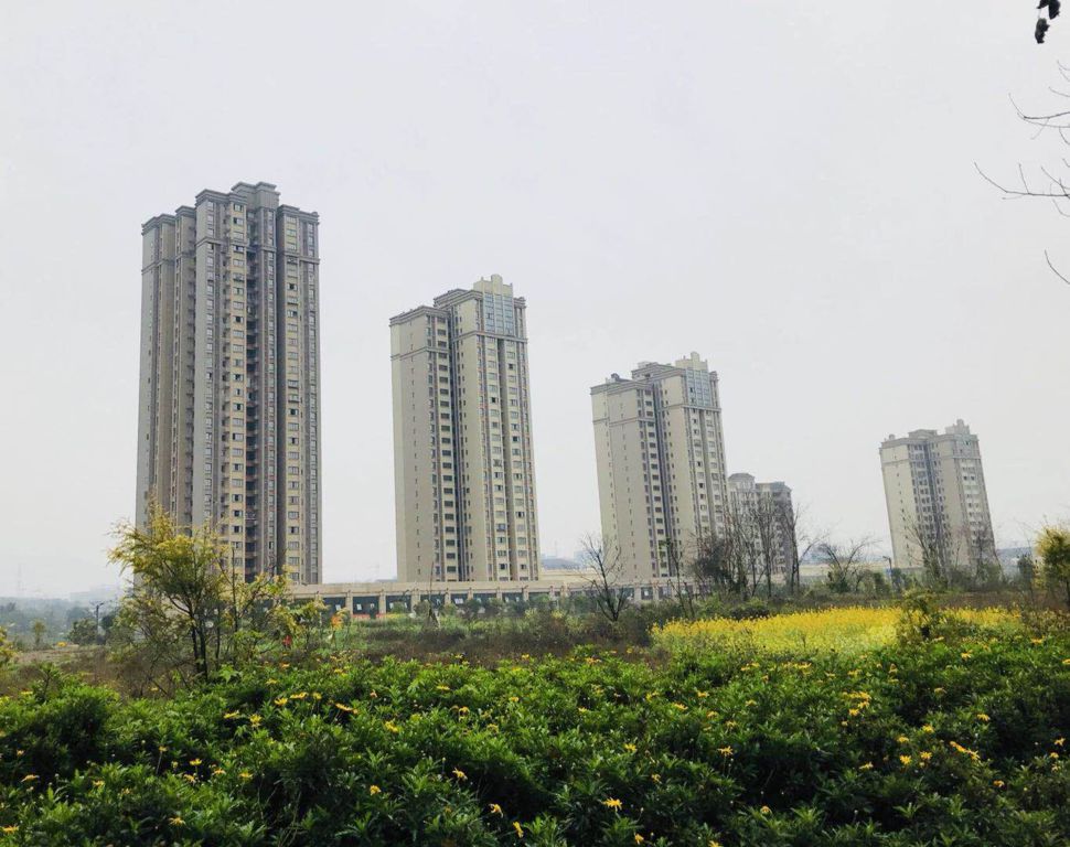 和慶家園項(xiàng)目位于重慶市江北區(qū)復(fù)盛鎮(zhèn)慶福路2號(hào)、4號(hào)、6號(hào)、8號(hào)、10號(hào)，總建筑面積約379846.1萬(wàn)平方米，其中住宅283803.81萬(wàn)平方米；商業(yè)23446.25萬(wàn)平方米；車庫(kù)62454.31萬(wàn)平方米（停車位1143個(gè)）.jpg