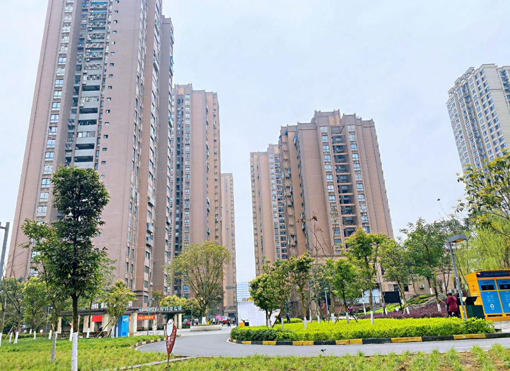 和煦家園項(xiàng)目位于江北區(qū)魚嘴鎮(zhèn)和煦路107號(hào)，北臨和煦路，南靠渝懷鐵路，東、西皆為綠化帶；總建筑面積約21.12萬(wàn)平方米，其中住宅17.8萬(wàn)平方米；商業(yè)0.85萬(wàn)平方米；車庫(kù)2.4萬(wàn)平方米（停車位675個(gè)）.jpg